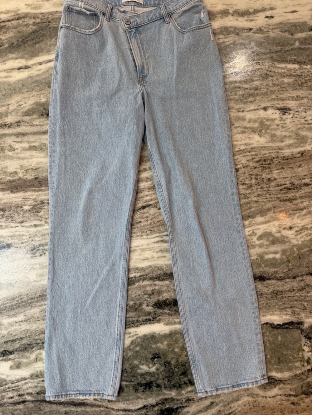 NWT Abercrombie & Fitch The 90’s Straight Ultra High Rise Light Wash Jeans - Picture 3 of 8